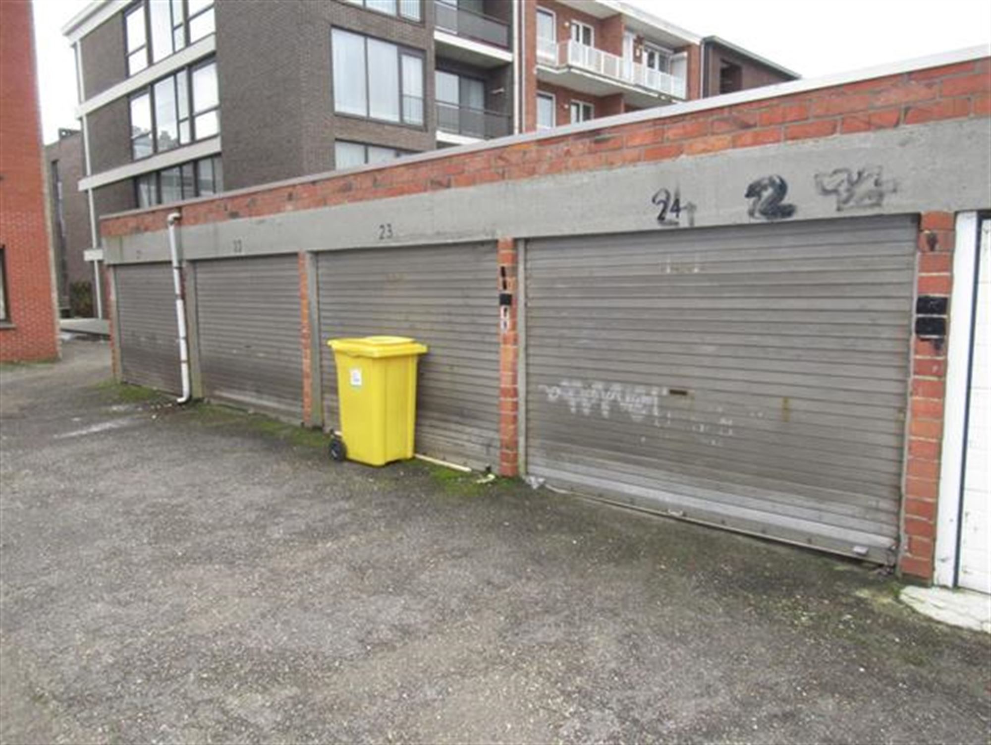 Garage (14 m²) nabij stadspark, ziekenhuis en cinema foto 2
