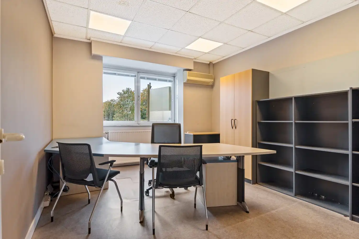 Ruim kantoorgebouw op een centrale locatie te koop in Wommelgem foto 13