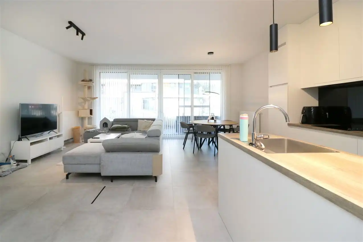 Gelijkvloers app., twee slpk, zonnig terras in centrum foto 3