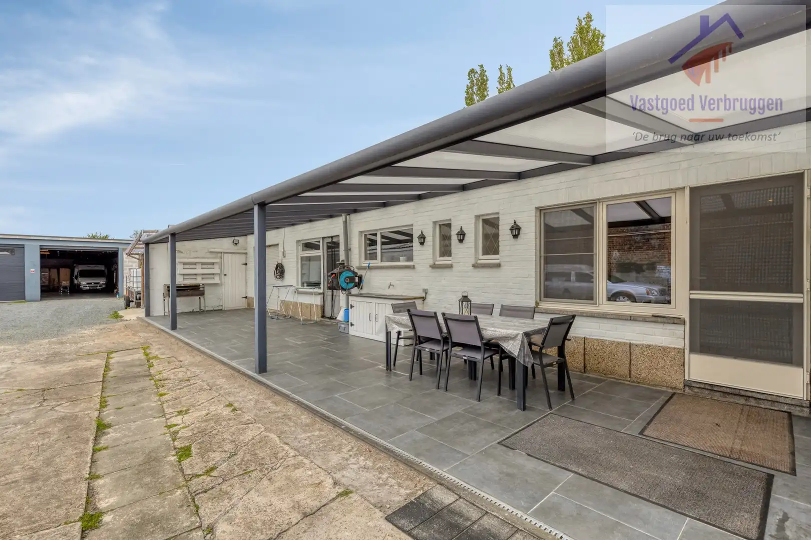 Ruime woning met dubbele loods foto 8