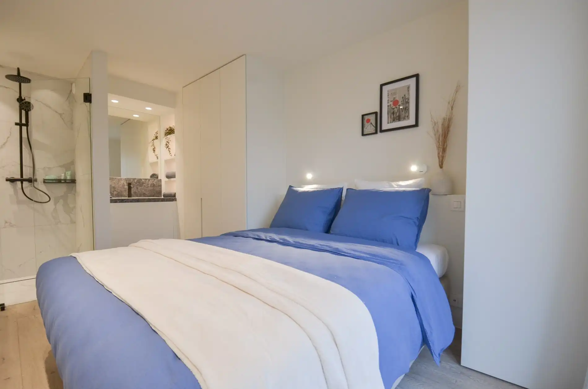 Volledig gerenoveerde penthouse met twee ruime terrassen (+/- 50 m²) gelegen op een boogscheut van de zee. foto 14