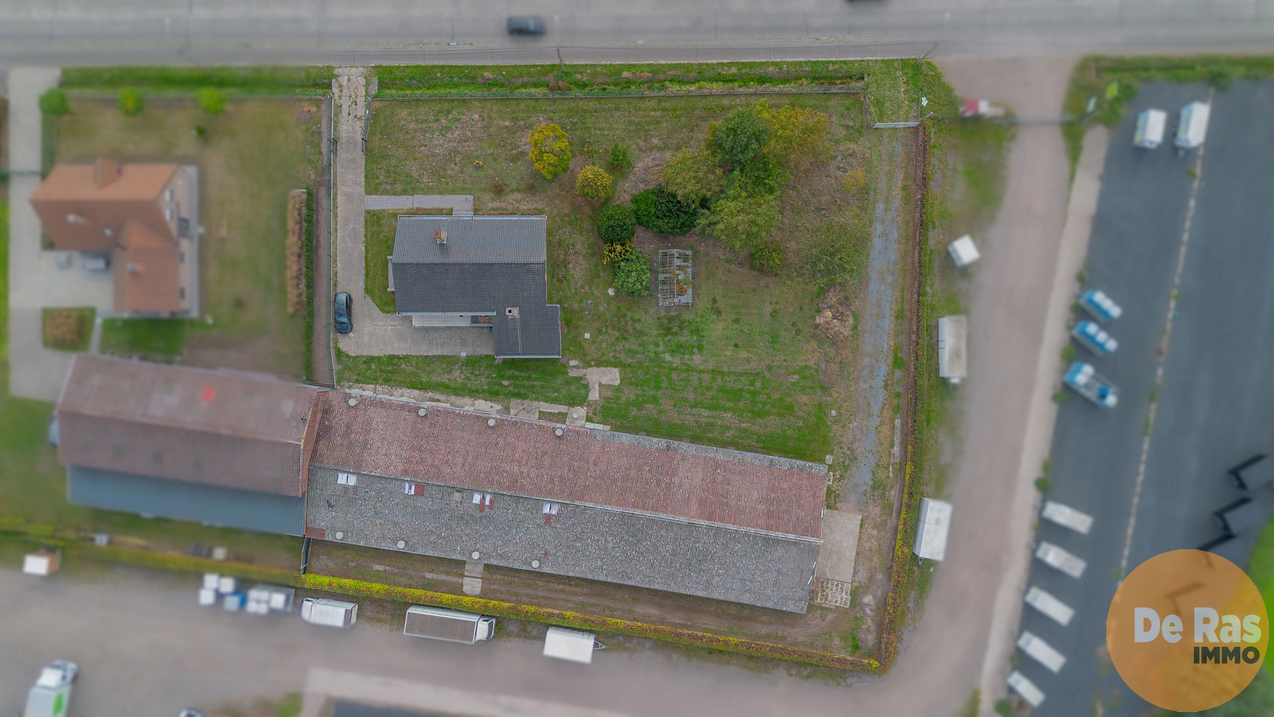 LOKEREN -Landelijk gelegen bedrijfswoning met stallencomplex foto 3