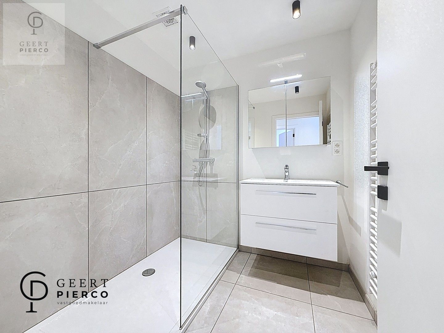 Knap gerenoveerd appartementsgebouw foto 12