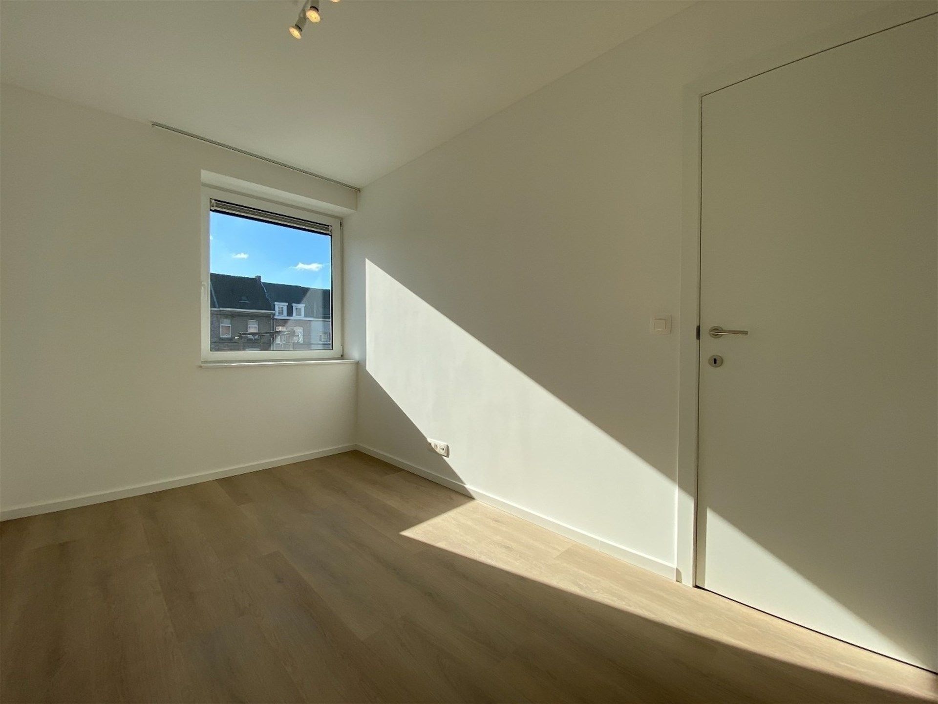 Totaal gerenoveerd, energiezuinige 2 slaapkamer appartement met terras. foto 15