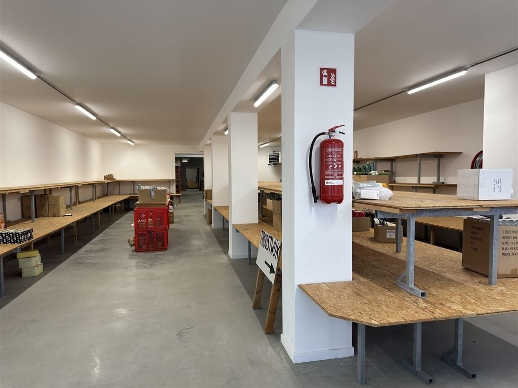 Riante handelsruimte met magazijn foto 10