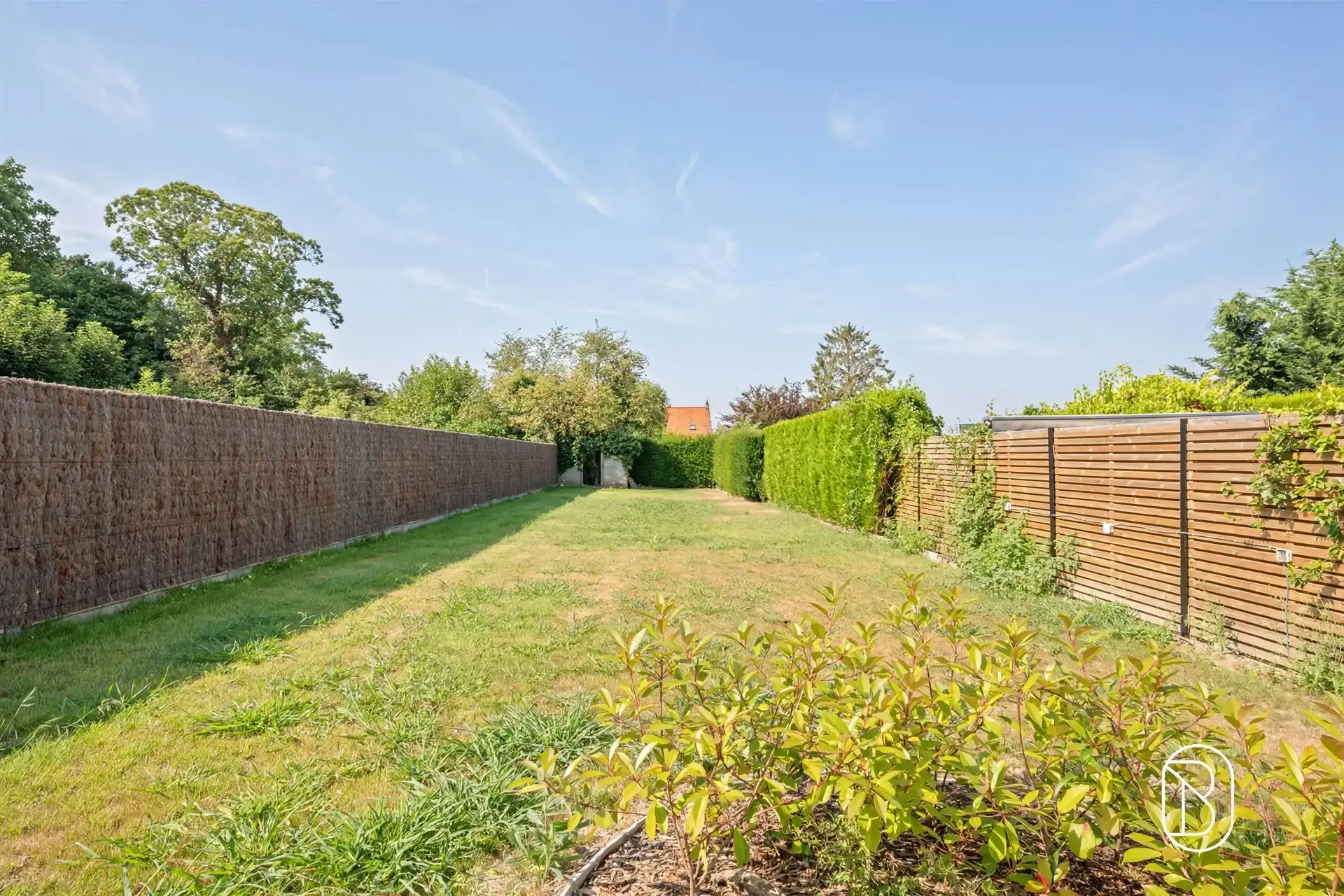 Charmant gerenoveerde woning met grote aangename tuin en handige oprit. foto 4