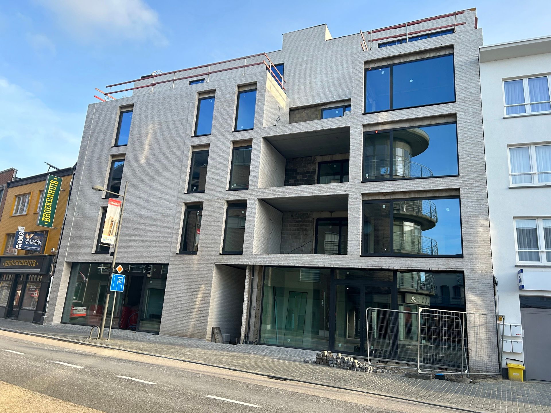 Knap casco handelspand van 155,5 m² in Residentie "De Voogdij" in het centrum van Mol.  foto {{pictureIndex}}