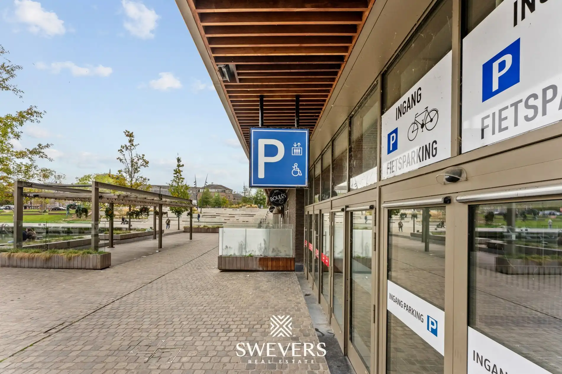 Ruime en beveiligde ondergrondse garagebox te huur in Quartier Blue foto 4