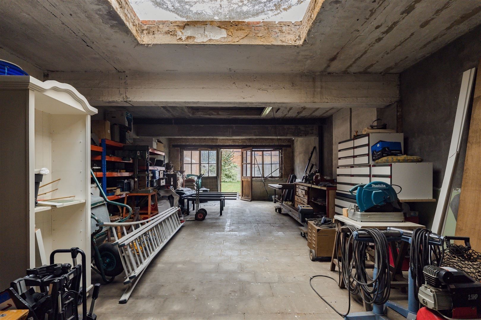 Woning met GIGANTISCHE garage/atelier/opslag en tuin foto 3