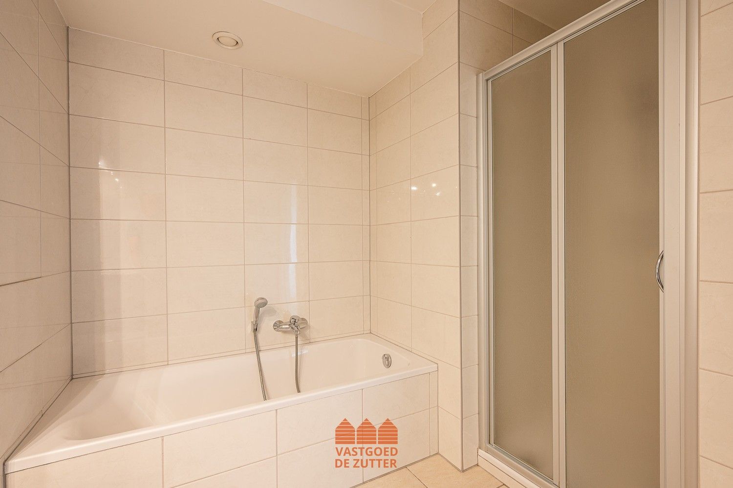 Lichtrijk appartement met twee terrassen en ondergrondse staanplaats te Eeklo foto 8