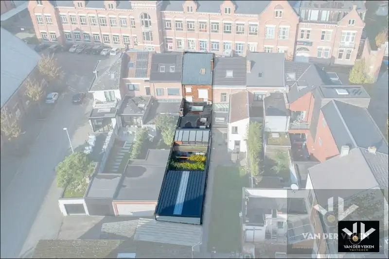 Ruime en goed gelegen te moderniseren rijwoning met gezellige binnekoer, garage en/of atelier foto 39