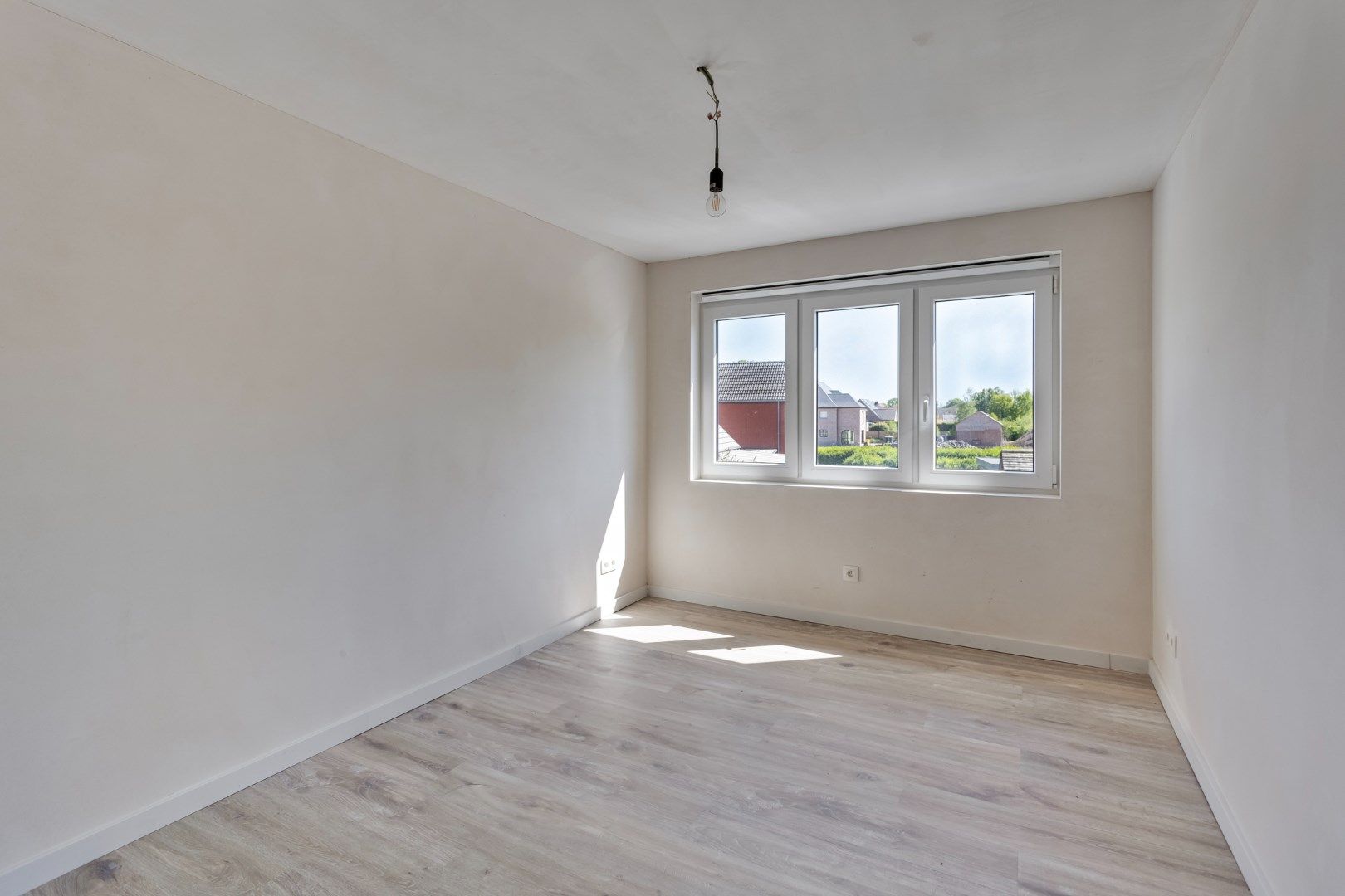 Volledig gerenoveerde woning met 3/4 slpks te Sint-Jozef-Olen ! foto 17