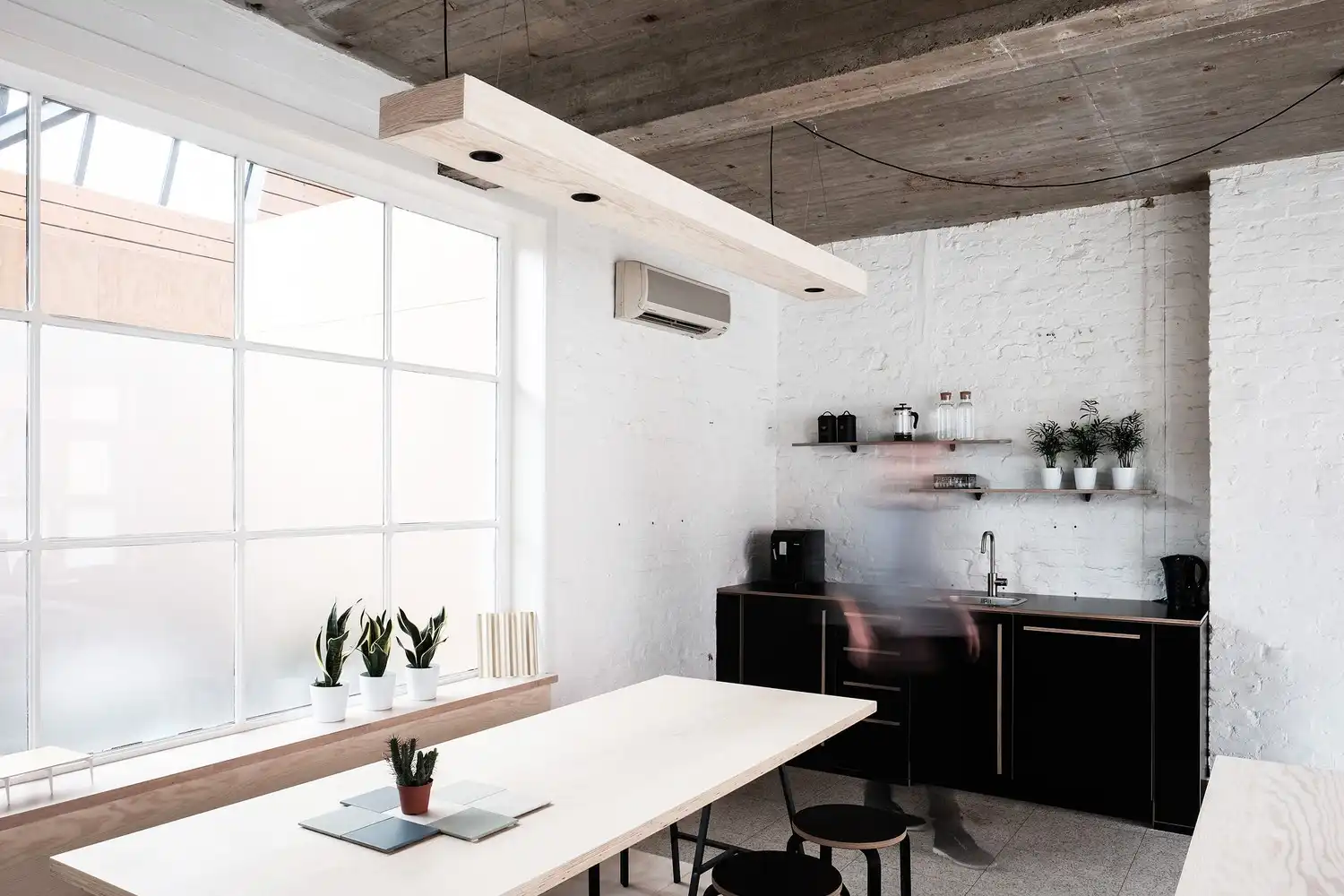 Industrieel kantoor in coworking setting foto 5