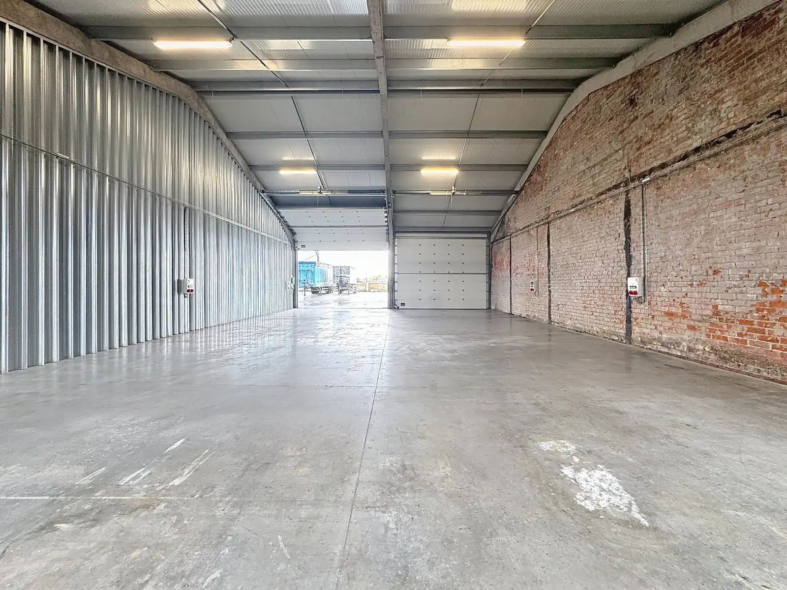 Instapklare OPSLAGRUIMTE (250m2) met 2 hoge, automatische sectionaalpoort te Koolskamp (op 5km van afrit Lichtervelde). foto 4
