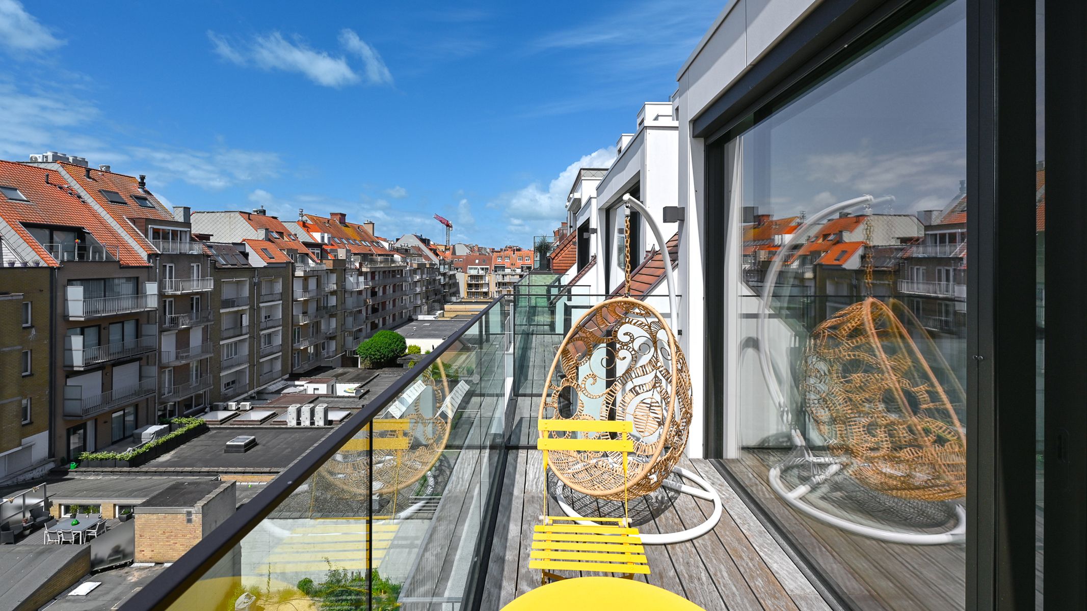 Stijlvol nieuwbouwappartement (2023) met zonneterrassen, op toplocatie vlak bij strand en winkels foto 24