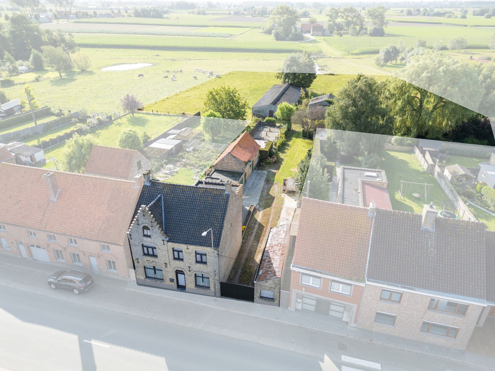 Ruime woning met bijgebouwen op 7417 m² foto 1