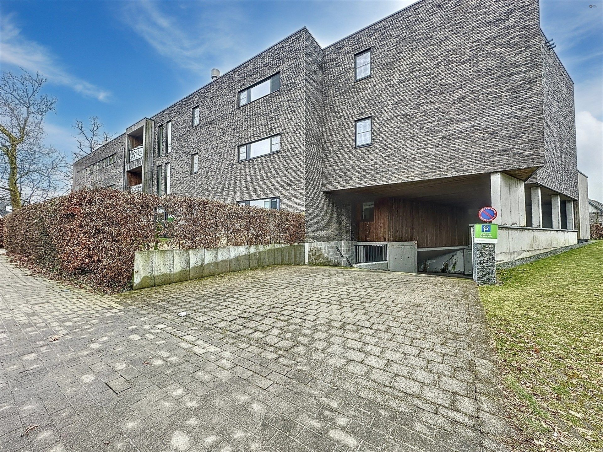 Moderne assistentiewoning met ondergrondse autostaanplaats foto 12