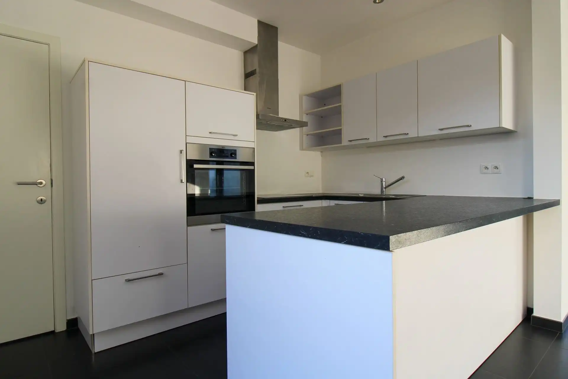 Instapklare gezinswoning met 3 slaapkamers, carport en onderhoudsvriendelijke tuin in het hart van Uikhoven! foto 7