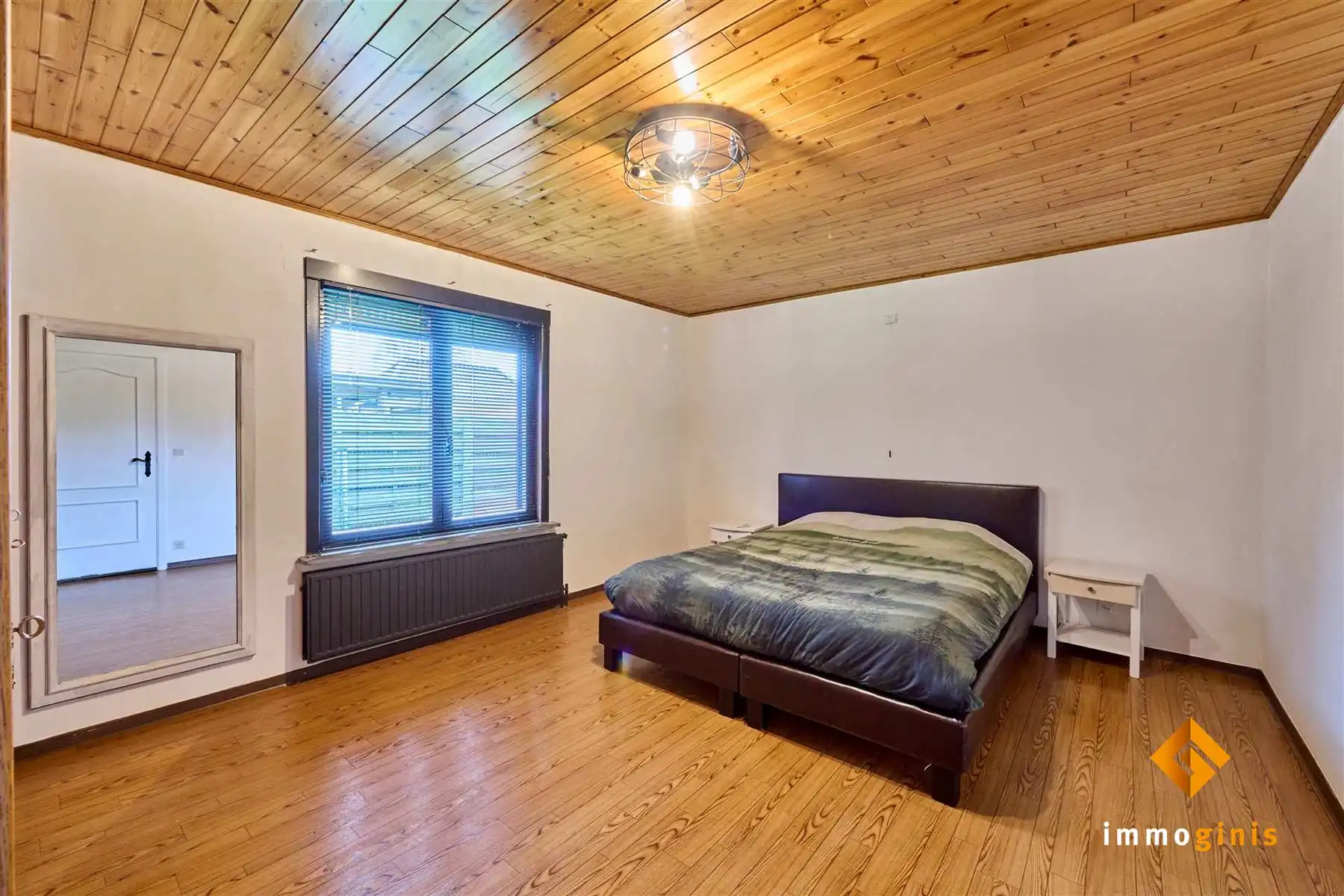 Verrassend ruime, gelijkvloerse woning met 3 slaapkamers en inpandige garage op een mooi perceel van 12a55ca!  foto 14