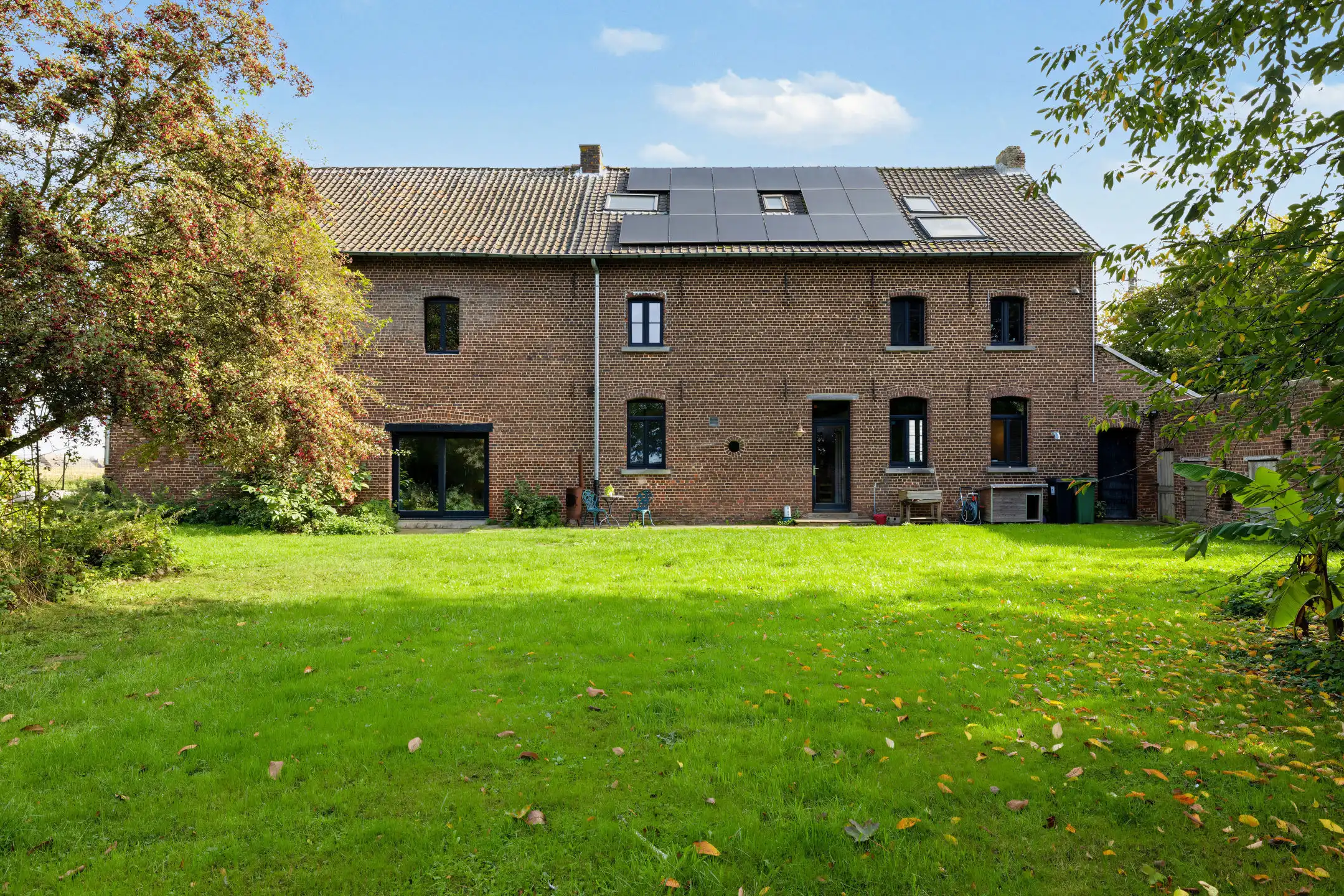 Charmant en instapklaar landhuis met prachtige tuin op 20a foto 39