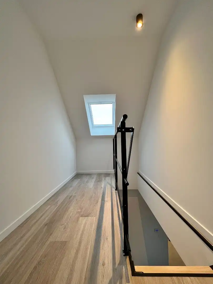 Volledig gerenoveerde woning met ruime tuin foto 9