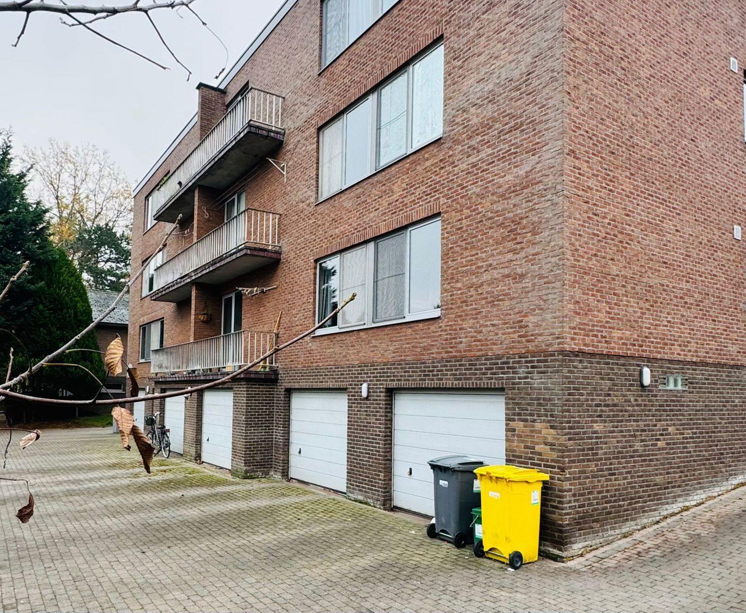 Gelijkvloers 3 slaapkamer appartement met grote garage. foto 15