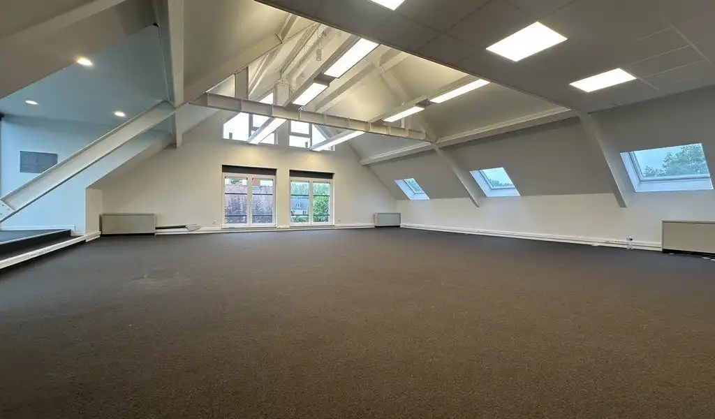 Lichtrijk kantoor te huur op zichtlocatie te Sint-Martens-Latem foto 13