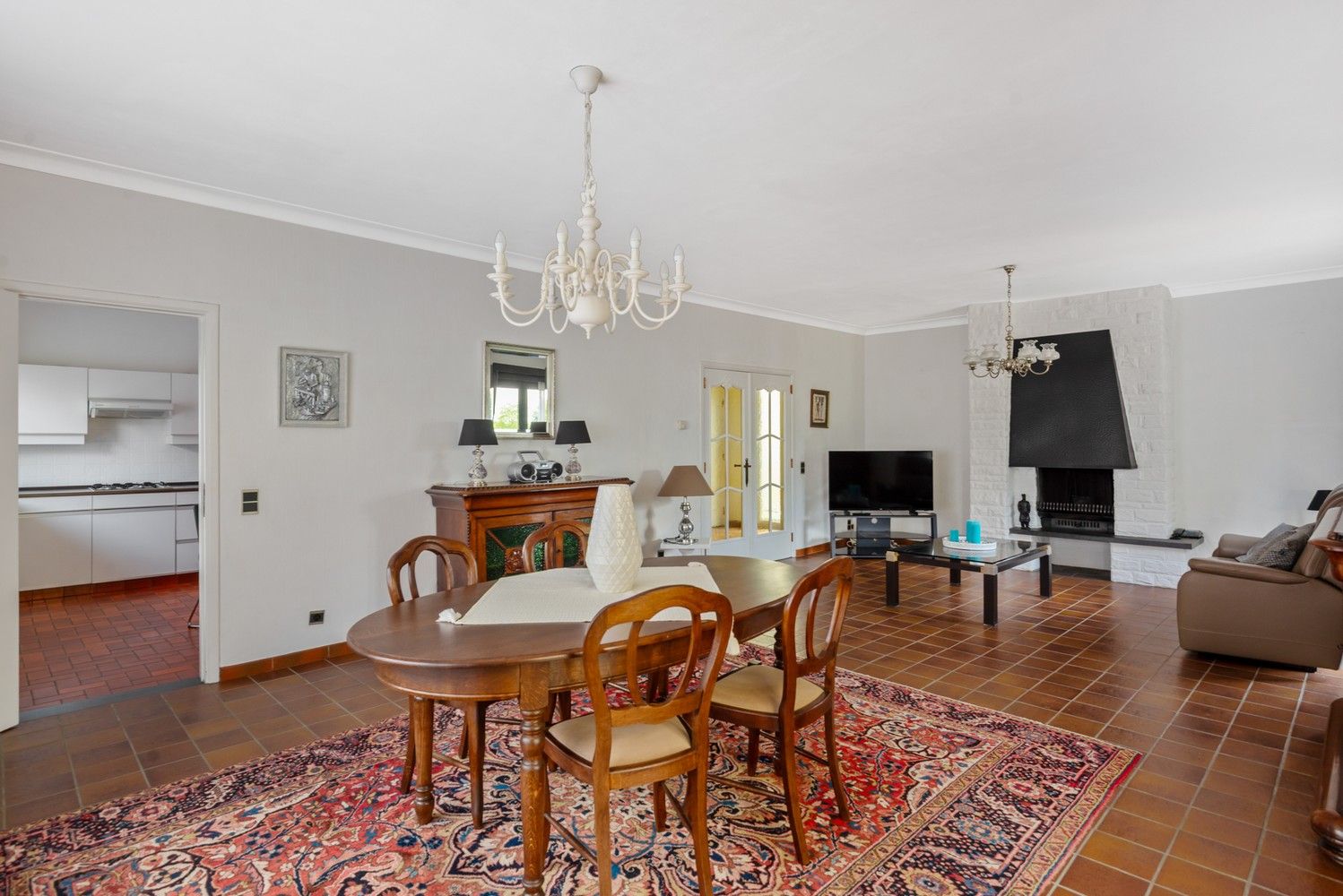 Ruime woning met prachtig onderhouden tuin met verzicht over de velden foto 2
