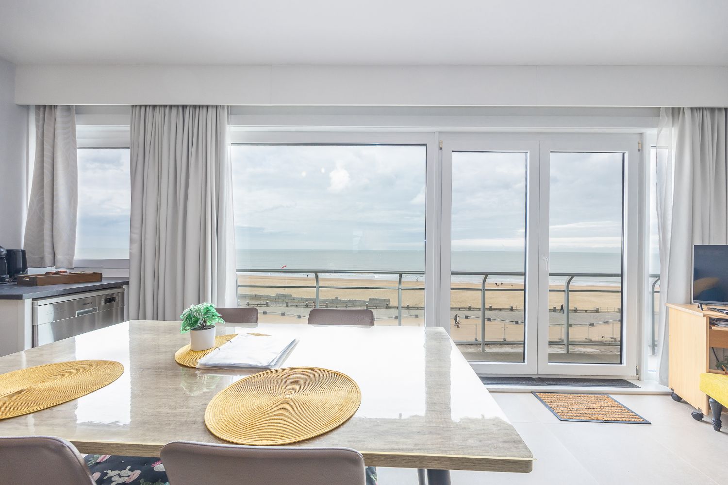 Instapklare studio met frontaal zeezicht te Oostende foto 9