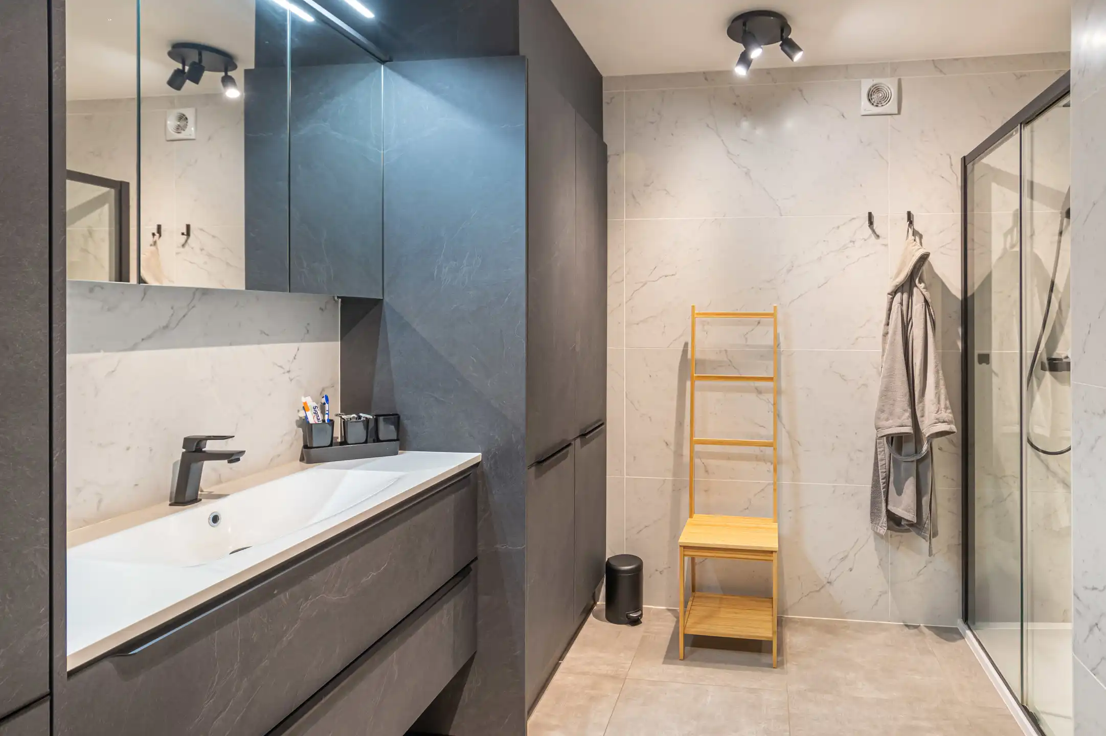 Lichtrijk appartement met terras en zicht op het water  foto 11