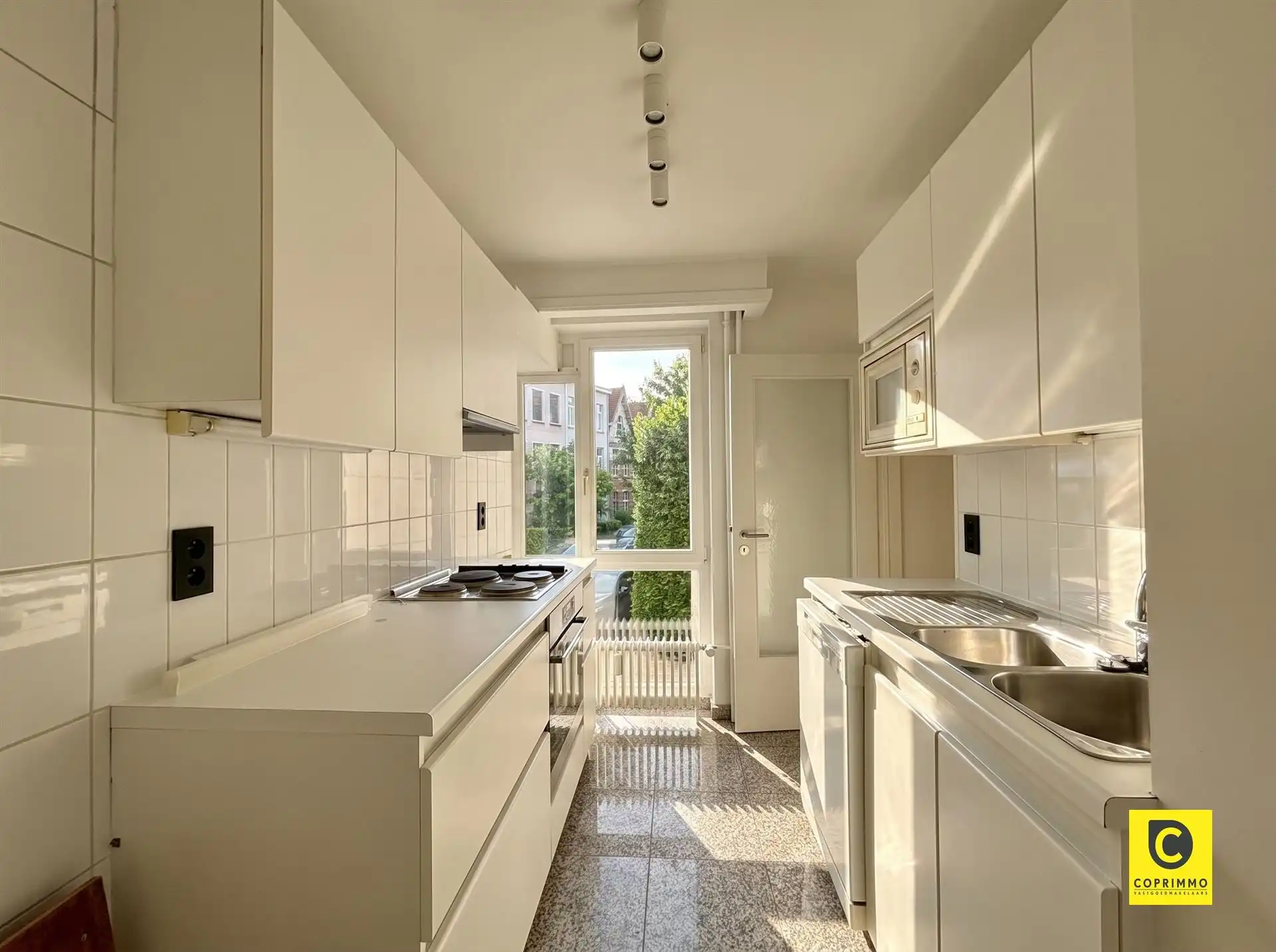 Instapklaar 3 slaapkamer appartement met zonnig terras, kelder en fietsenberging foto 9
