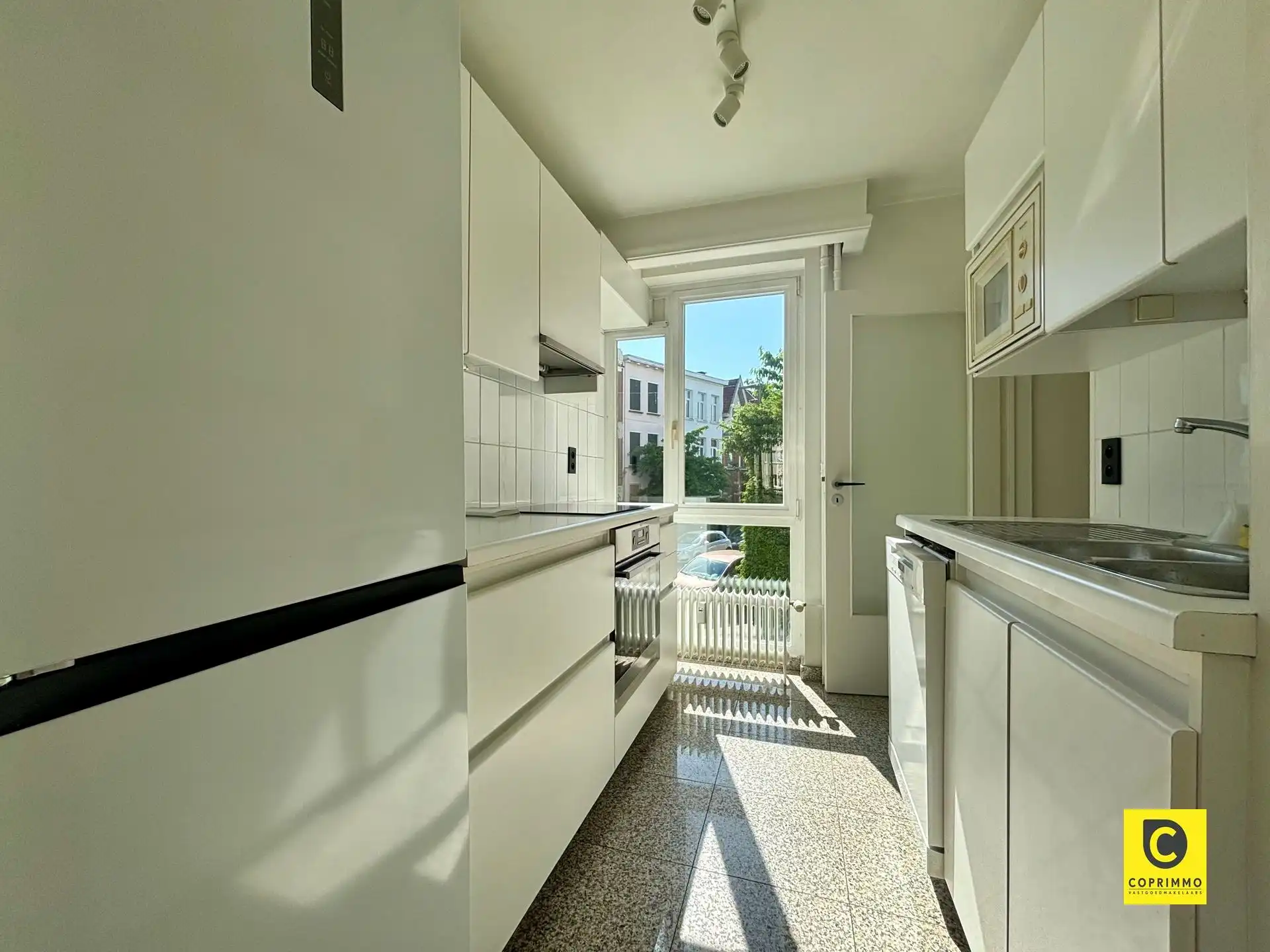 Instapklaar 3 slaapkamer appartement met zonnig terras, kelder en fietsenberging foto 9