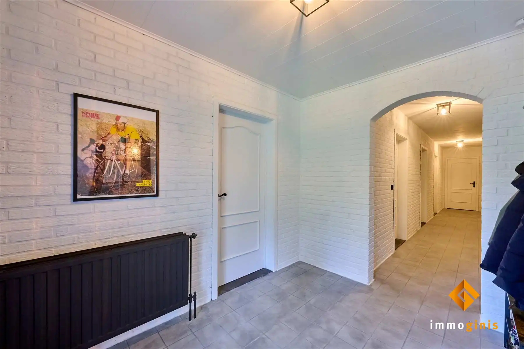 Verrassend ruime, gelijkvloerse woning met 3 slaapkamers en inpandige garage op een mooi perceel van 12a55ca!  foto 5