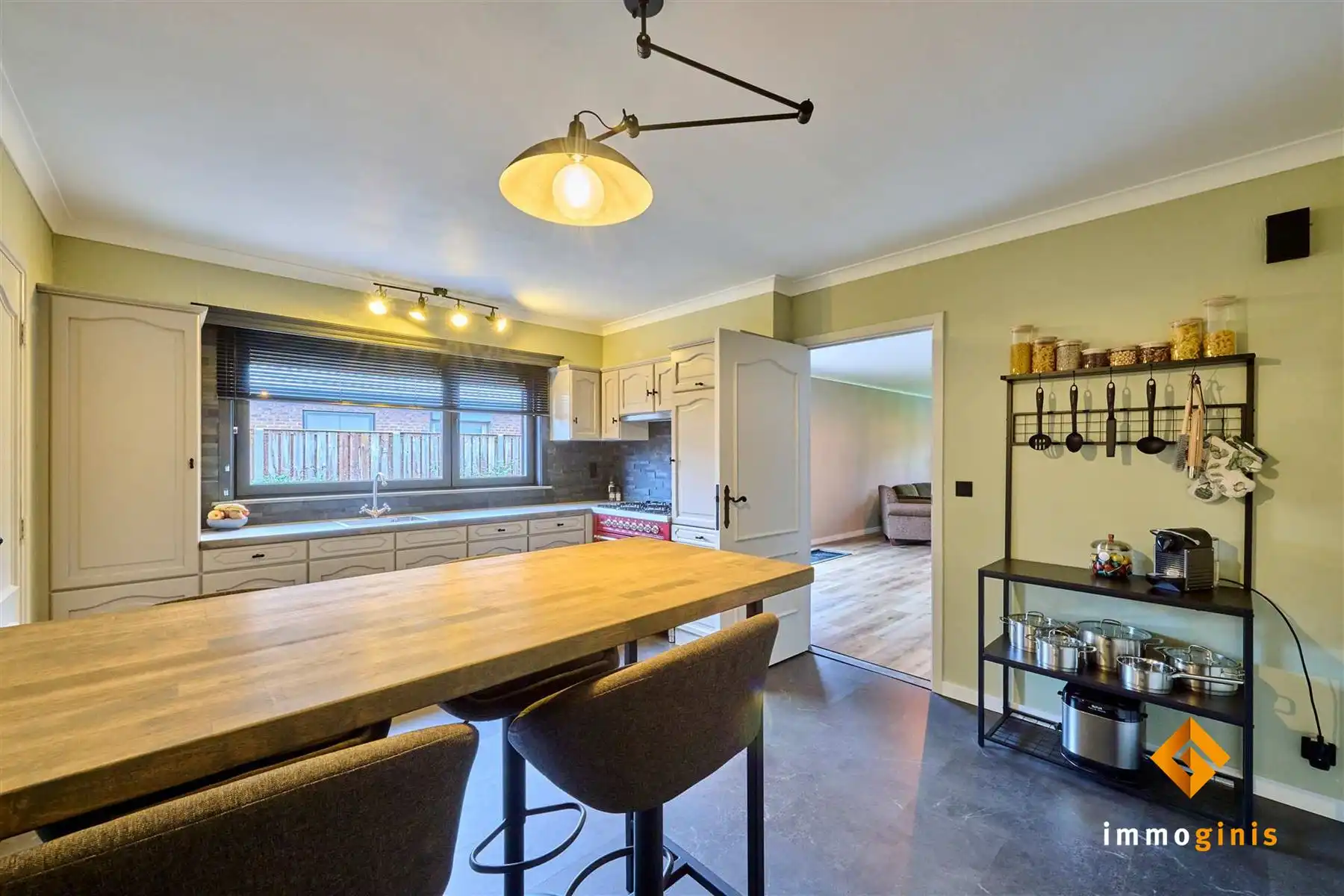 Verrassend ruime, gelijkvloerse woning met 3 slaapkamers en inpandige garage op een mooi perceel van 12a55ca!  foto 5