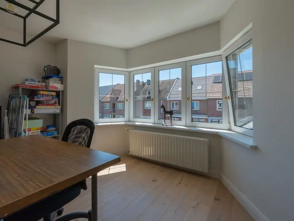 Charmante woning in gesloten bebouwing met ruim terras, tuin en bijhorende carport, volledig onderkelderd met inpandige garage, in het centrum foto 19