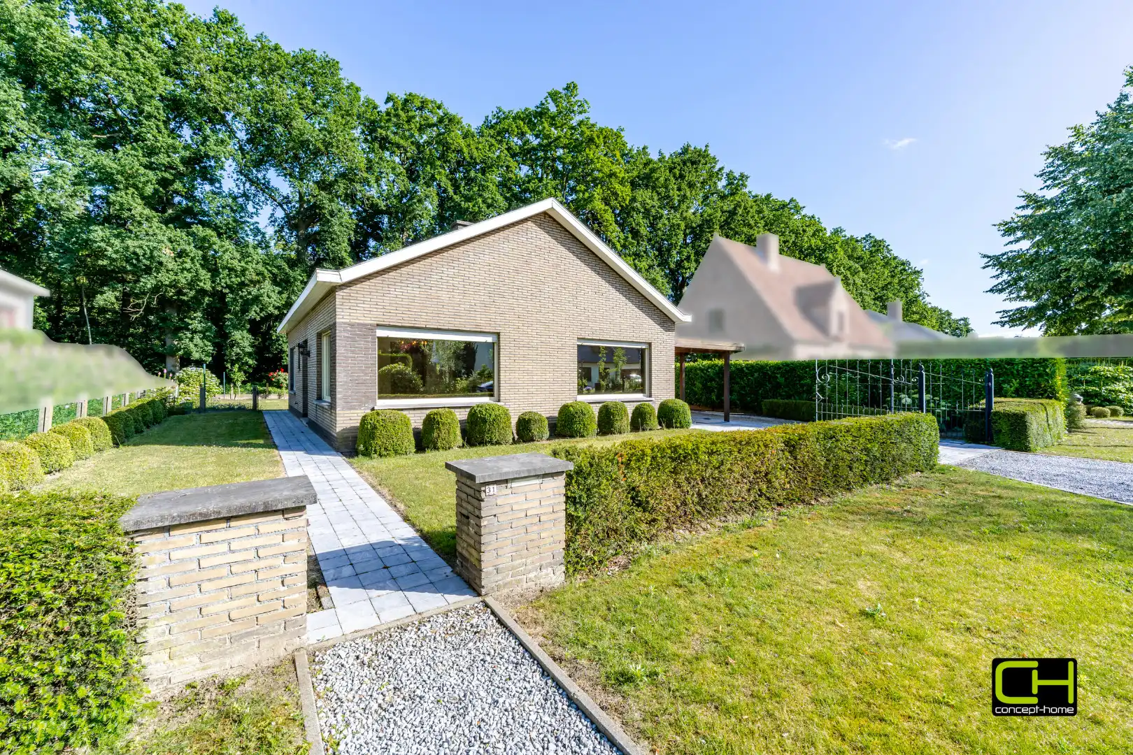 Hoofdfoto van de publicatie: Knusse bungalow op een mooi perceel grond, rustig gelegen met zicht op groen.