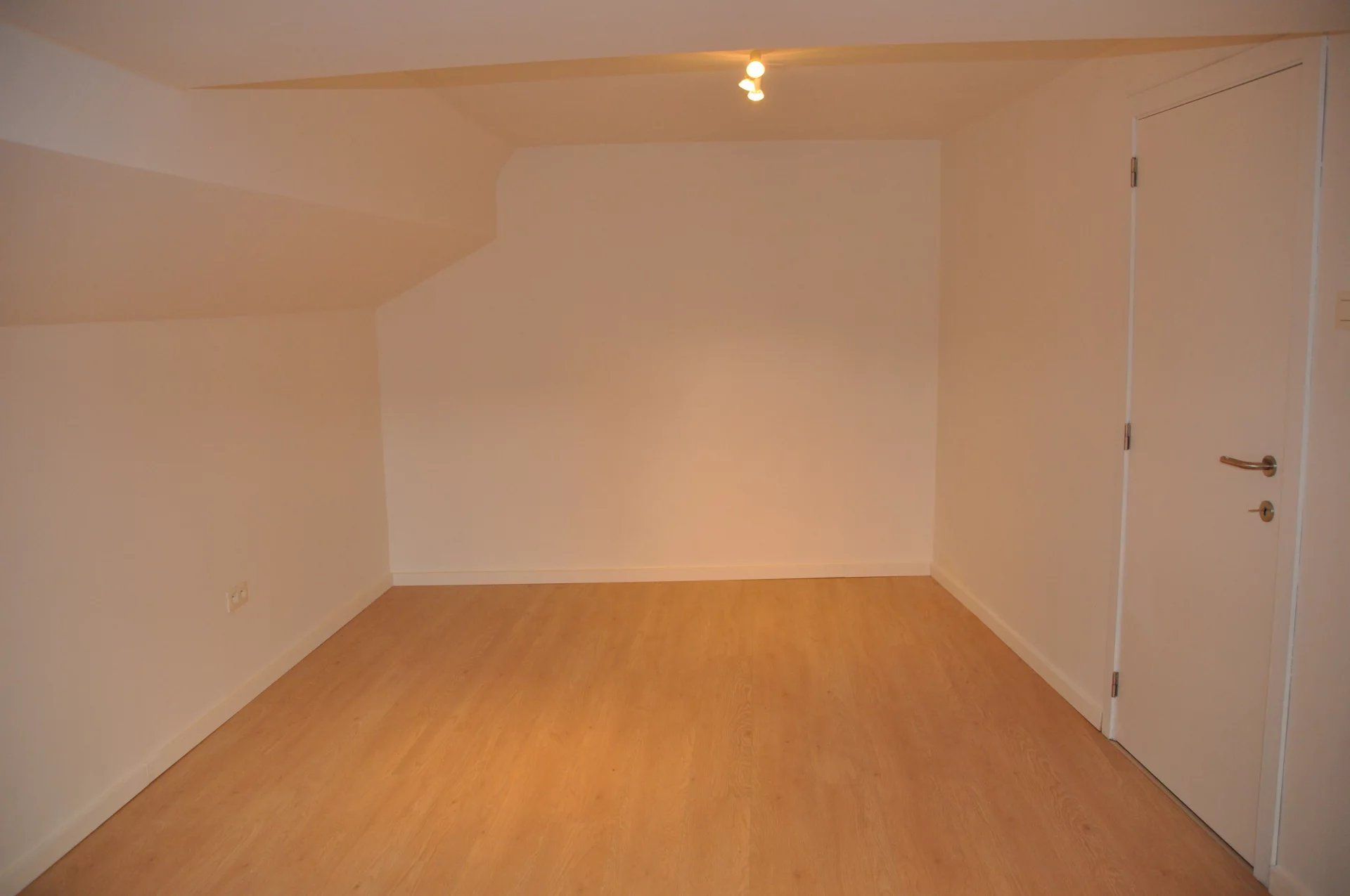 LANDELIJKE EN GEZELLIGE WONING MET 3 SLPK EN LEUKE ONDERHOUDSVRIENDELIJKE TUIN/TERRAS IN BILZEN (WALTWILDER) foto 14