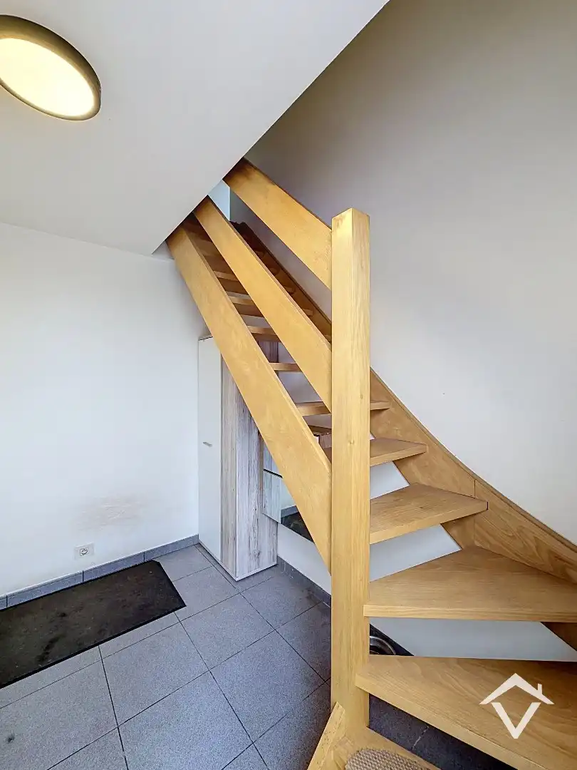 Instapklaar appartement met 2 slaapkamers, 2 terrassen, garage en tuin te Roeselare. foto 3