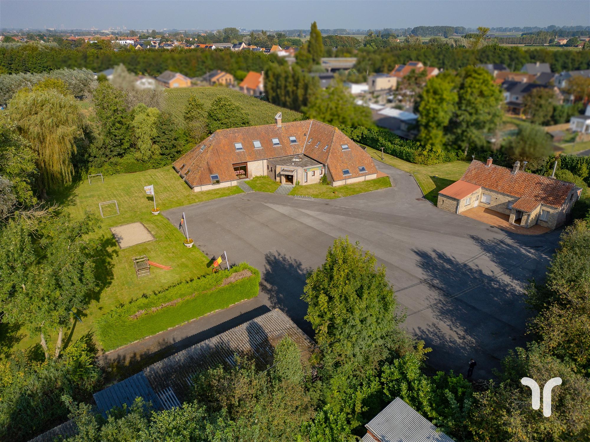 Rustig gelegen horecazaak (mogelijkheid uitbating B&B) met 2 woongelegenheden. foto {{pictureIndex}}