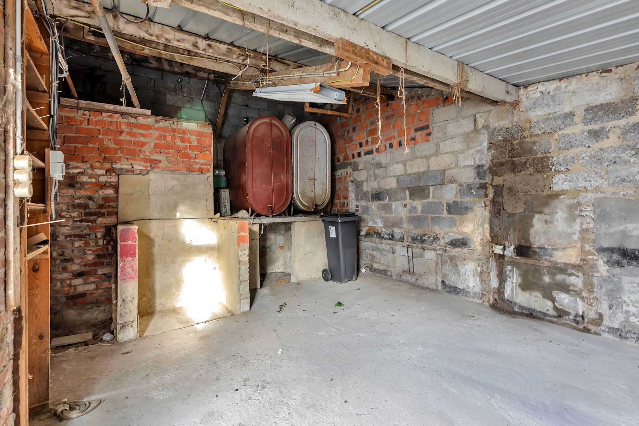 Ruime te renoveren woning op toplocatie foto 24