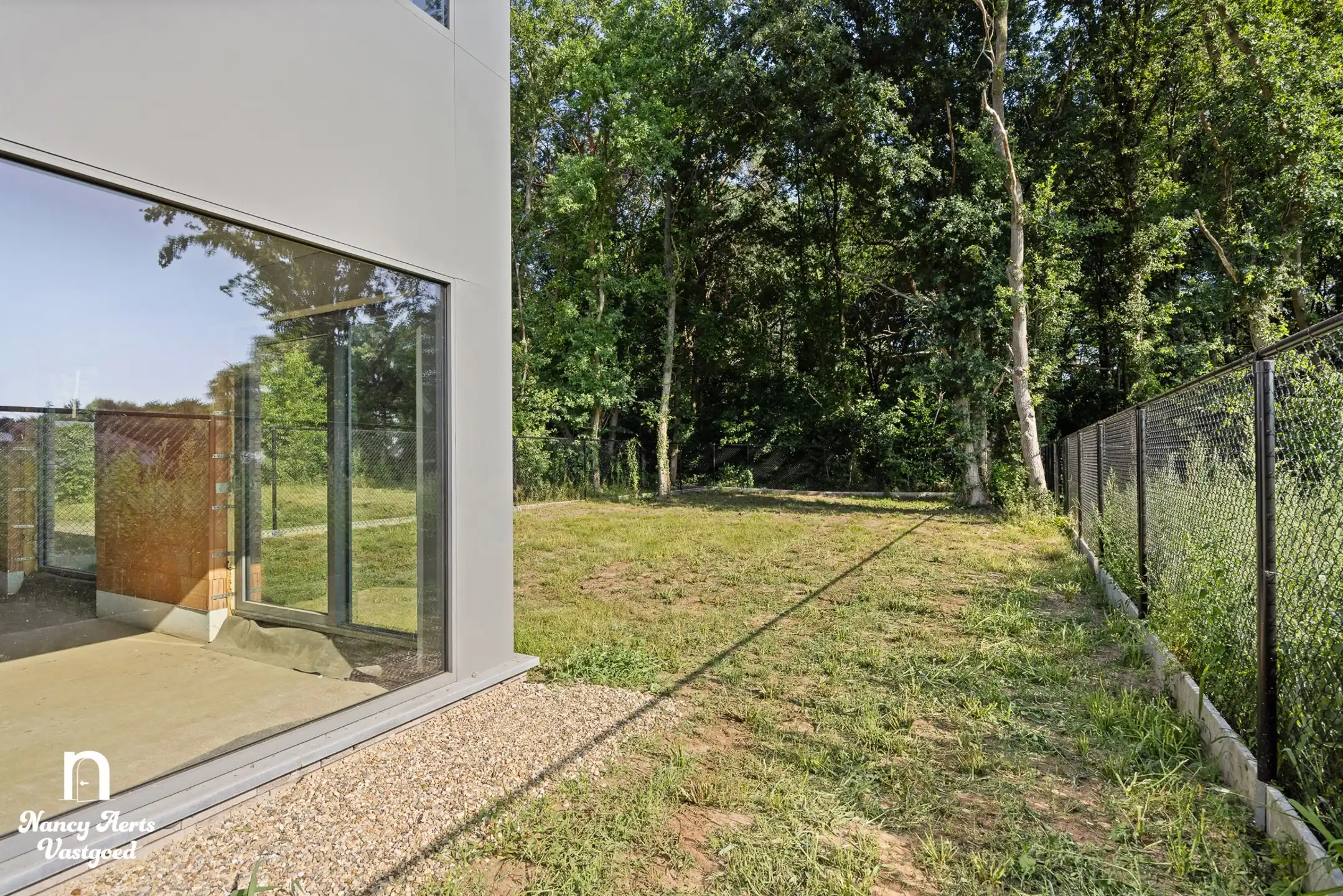 Moderne gezinswoning met tuin en afwerking naar eigen smaak foto 16