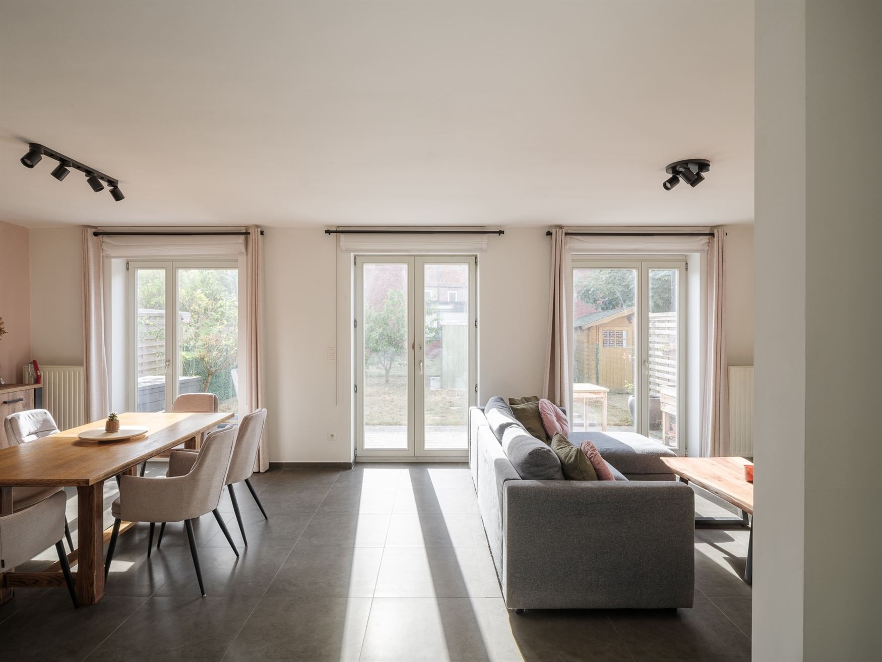 Instapklare gezinswoning met tuin & 4 slaapkamers in Wondelgem. foto {{pictureIndex}}