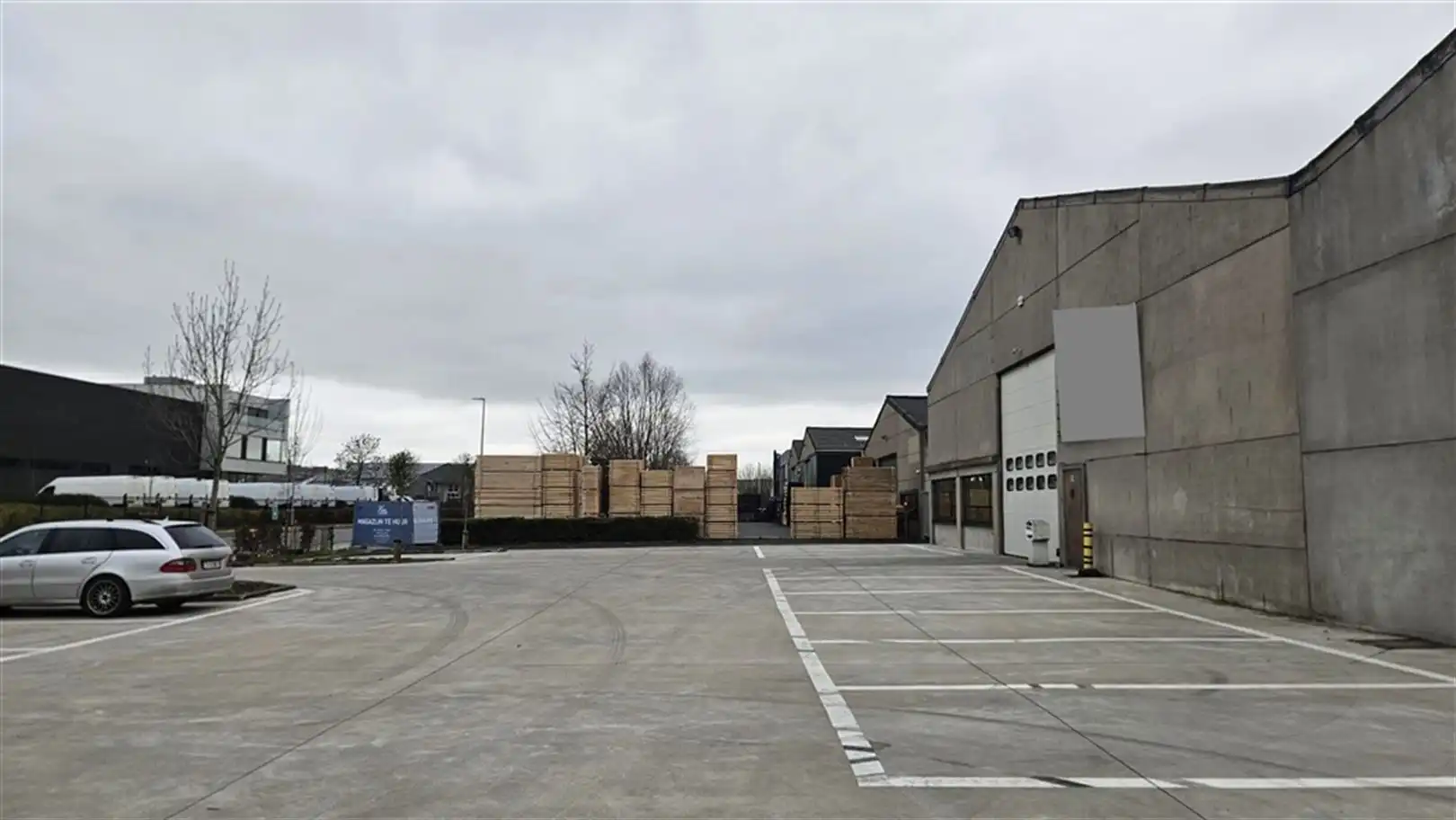 Magazijn met kantoor foto 8