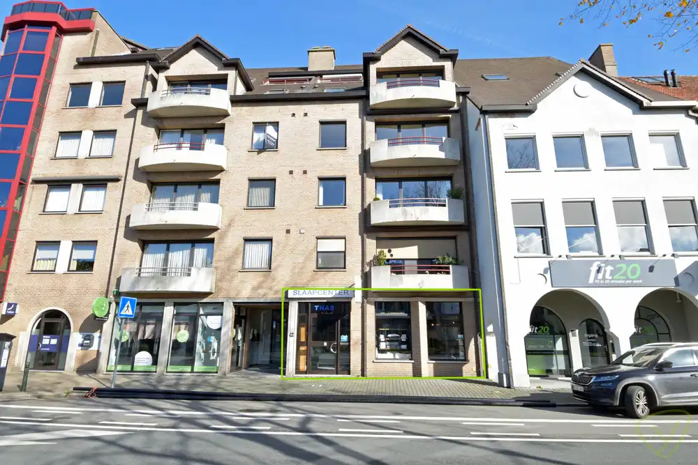 Ruim handelspand met veel visibiliteit in het centrum van Eeklo foto {{pictureIndex}}