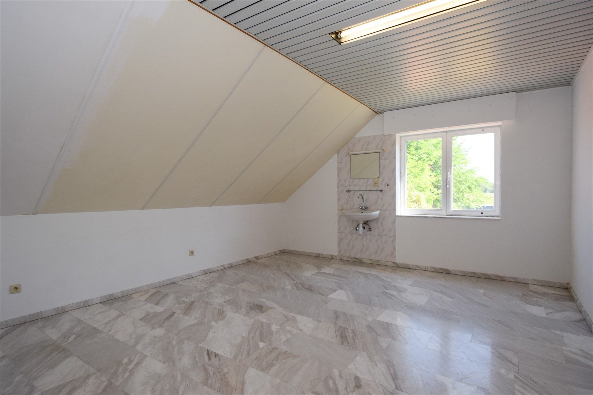 Ruime, op te frissen villa woning op een mooi perceel van 1.583m² foto 14