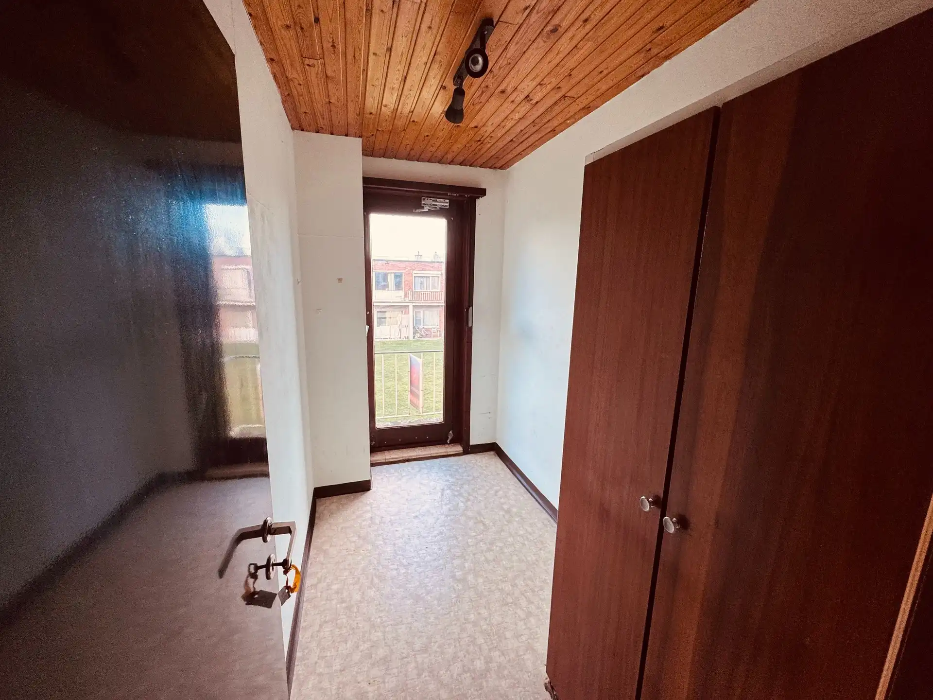 Te renoveren studio met 2 slaapkamers te koop in Vosseslag – De Haan. foto 9