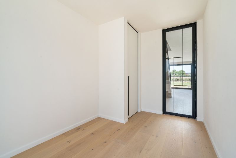 Exclusieve NIEUWBOUW DRIE-GEVELVILLA afgewerkt in duurzame materialen,  3-4 slaapkamers met dressingruimte, domotica en overal massieve eikparket. foto 2