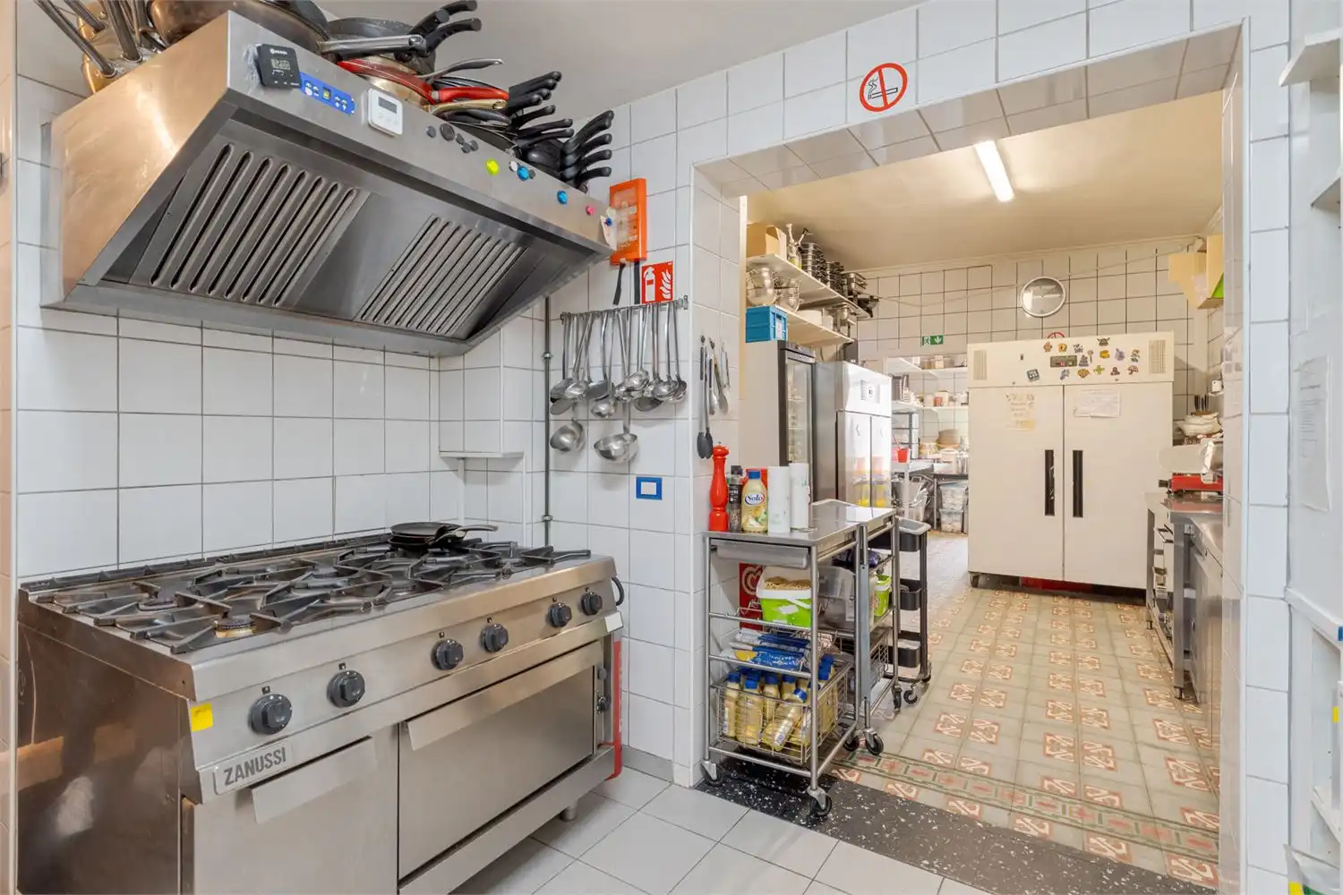 Instapklaar handelspand met woonst op toplocatie – horeca-inboedel inbegrepen! foto 18