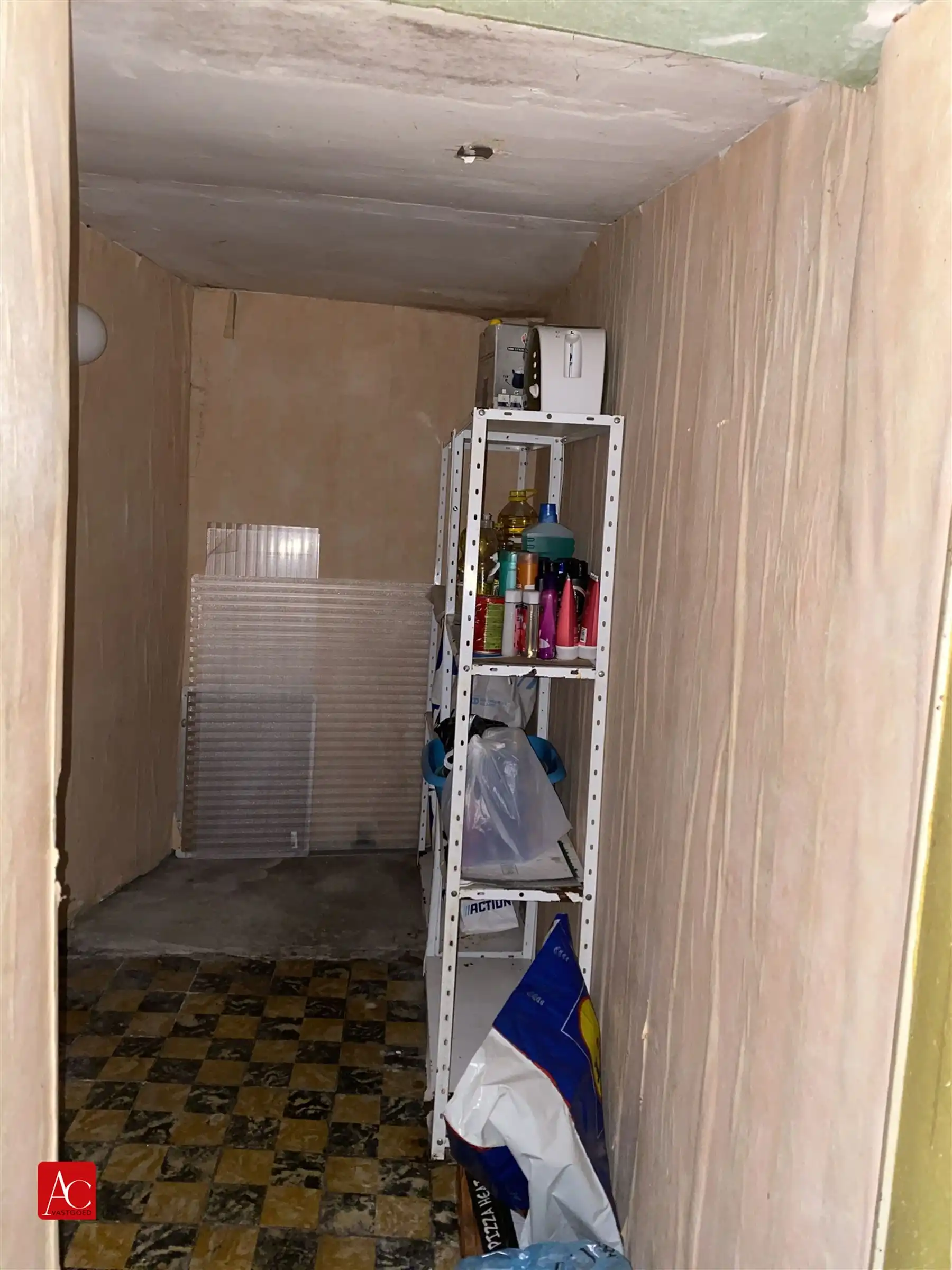 Totaal te renoveren starterswoning foto 9