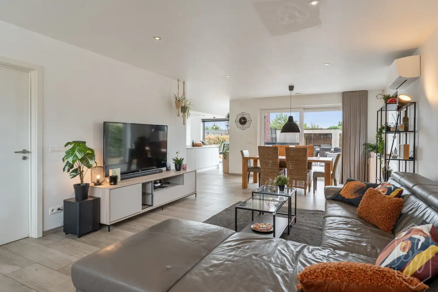 Instapklare BEN woning uit 2019 met zuidgerichte tuin en poolhouse foto 3